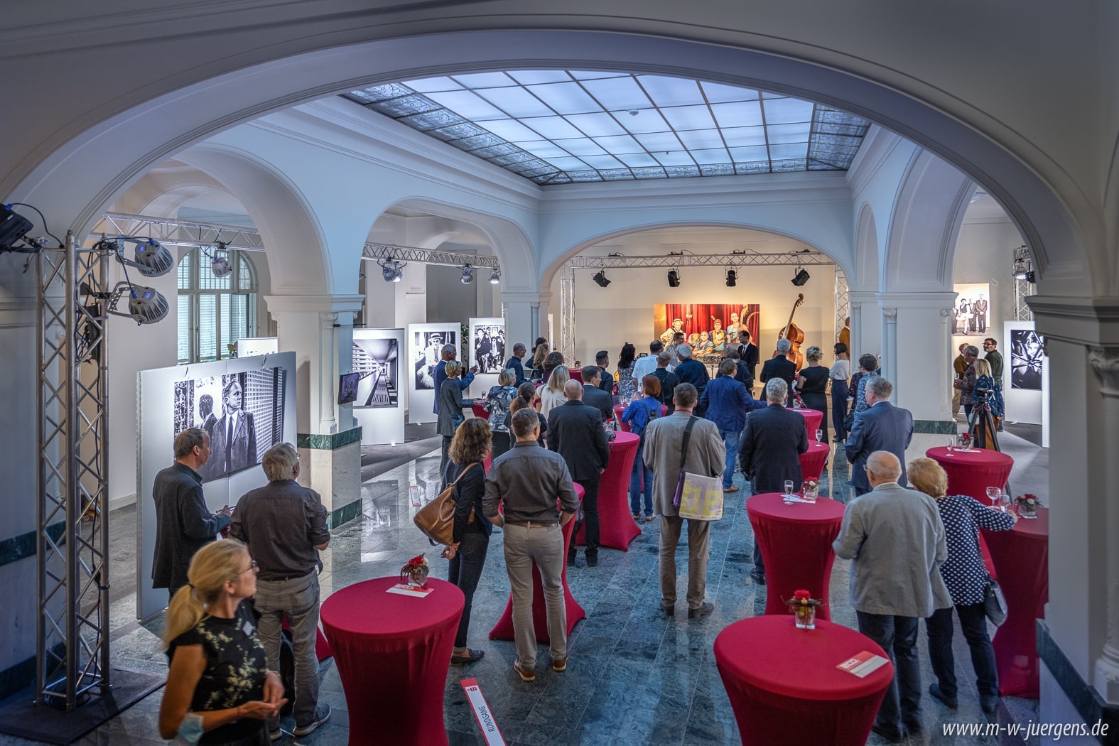 Mecklenburgier Maler, Filmkunstfest Schwerin Filmfest 2021, Ulrich Tukur, Ausstellung Fotografie Malerei, Manfred W. Jürgens Katharina John, Sparkasse Mecklenburg Schwerin, Historische Kundenhalle